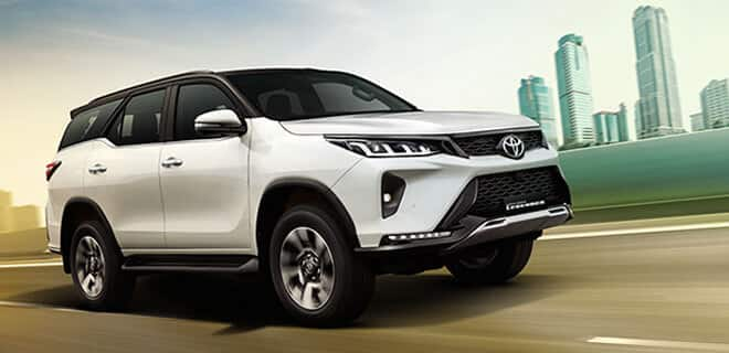 Toyota Fortuner Legender 4x4 AT D (Platinum White Pearl with Black roof ...